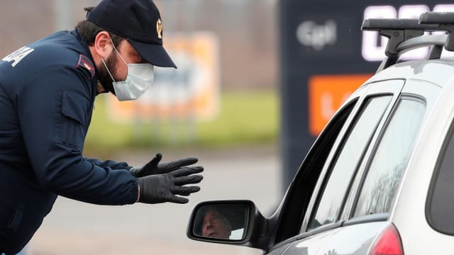 Polizeikontrolle auf der gesperrten Strasse zwischen Codogno und Casalpusterlengo.