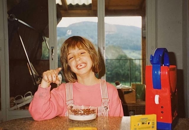 Klein Céline am Cornflakes essen.