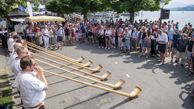 Gruppe Alphornbläser an der Seepromenade Zug mit Publikum