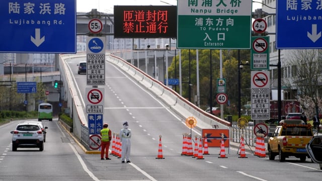 Leere Regale in den Läden in Schanghai