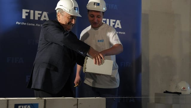 Sepp Blatter legt einen symbolischen Stein für das FIFA-Museum.