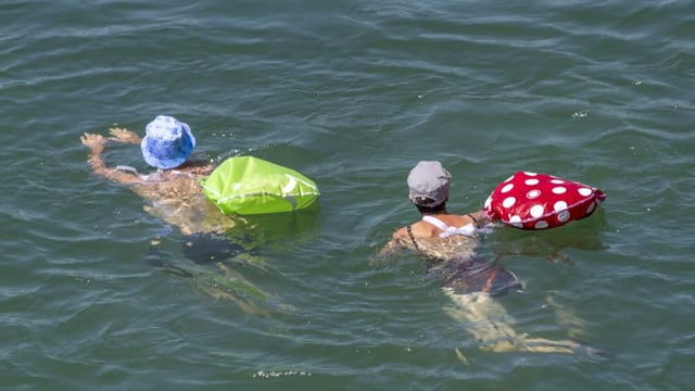 Mann und Frau schwimmen. 