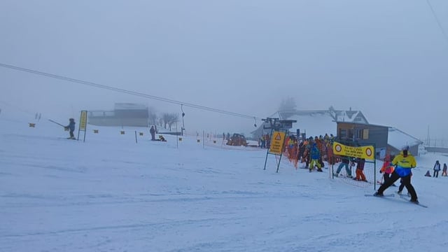 Skilift im Nebel.