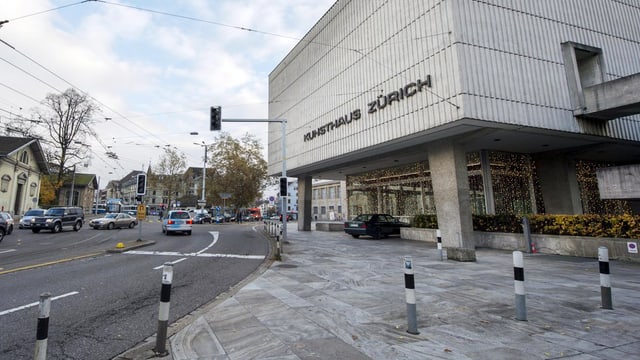 Ein Foto des Kunsthauses Zürich. Es ist ein graues, klotzartiges Gebäude.