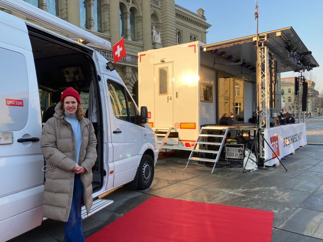 Kathrin Hönegger vor dem Sendebus auf dem Bundesplatz in Bern