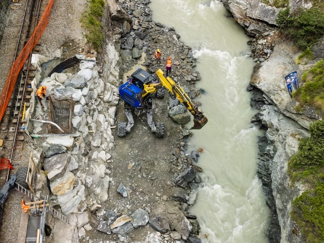 Bagger bei Fluss