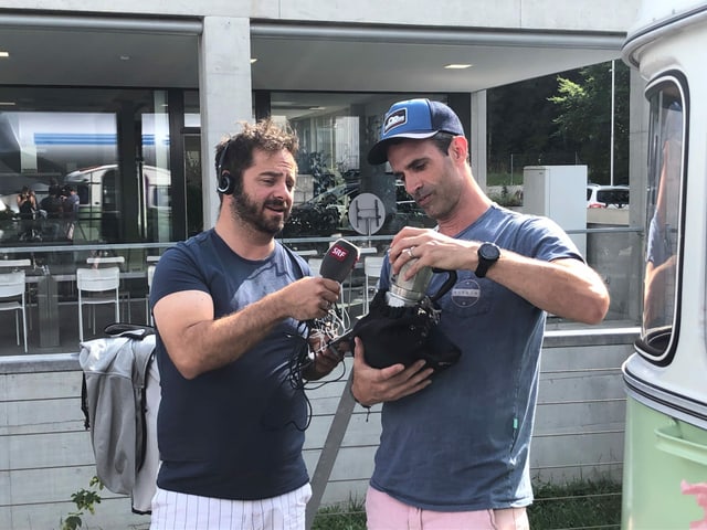 Catering-Service Gerber: SRF 3-Moderator Philippe Gerber macht on the road Kaffee. 