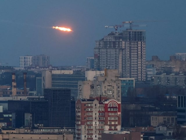 Eine Rakete fliegt im Licht der Morgendämmerung über die Hauptstadt der Ukraine.