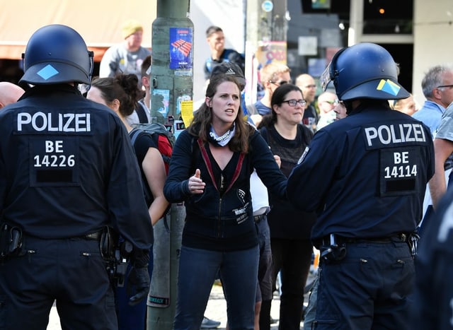 Leute und Polizei.