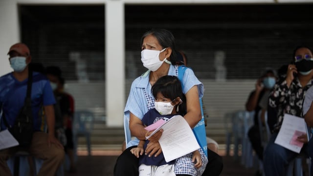 Frau mit Kind in Bangkok