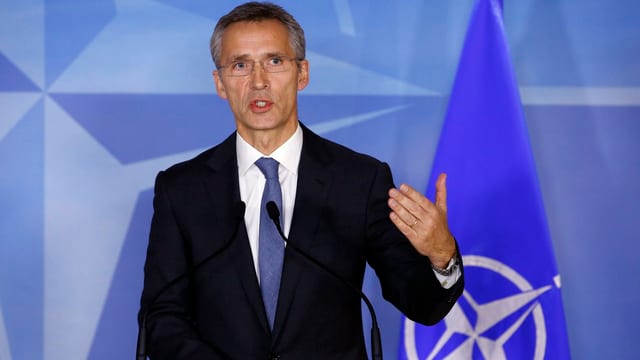 Nato-Generalsekretär Jens Stoltenberg vor einer Nato-Fahne