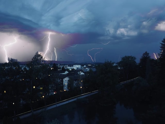 Mehrere Blitze, dicke Wolken, Dämmerungslicht