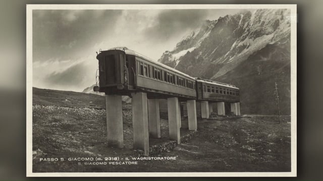 Historische Postkarte der zwei Eisenbahnwagons, die auf Betonsäulen aufgestellt sind