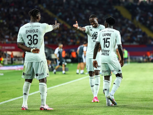 Breel Embolo und Denis Zakaria jubeln über ein Tor gegen Barcelona.