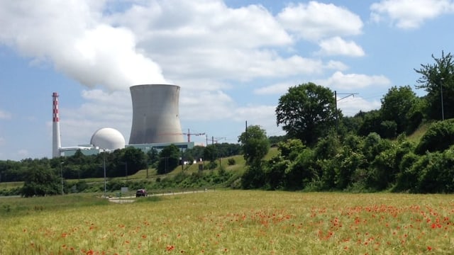 Das AKW Leibstadt, im Vordergrund ein Getreidefeld.