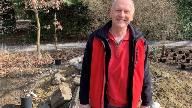 Naturgartenbauer Markus Allemann vor einem Steinhaufen im Botanischen Garten Frauenfeld.