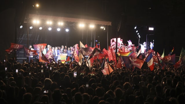 Demonstrierende versammeln sich nach dem ersten Wahlgang in Paris.