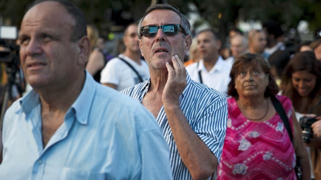 Menschen auf dem Syntagma-Platz in Athen schauen sich das Wahlergebnis an. (reuters)