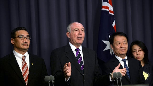 Australiens Premierminister Warren Truss (Mitte) mit betroffenen Verkehrsministern während der Medienkonferenz in Canberra.