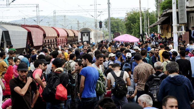 Flüchtlige warten am Bahnhof Gevgelija auf den nächsten Zug 