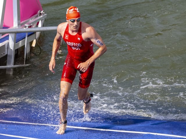 Adrien Briffod rennt aus dem Wasser.