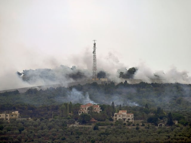 Austeigender Rauch über Dorf im Südlibanon nach israelischem Bombardement