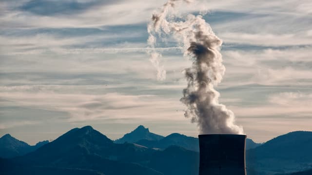 Reaktor des Atomkraftwerks Gösgen vor Bergkulisse.