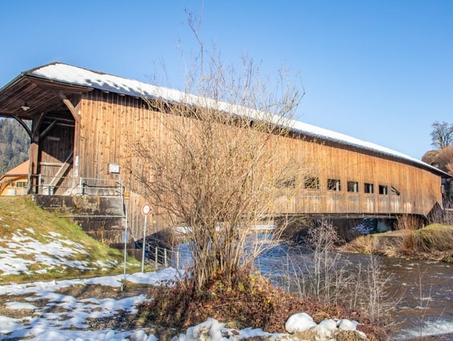 Grosse bedachte Holzbrücke.