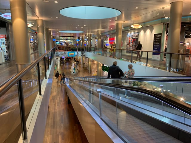 Rolltreppe in einem Shoppingzentrum in Spreitenbach.