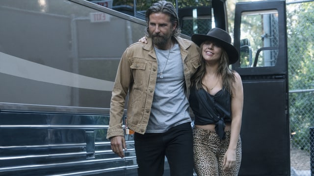 Bradley Cooper mit Lady Gaga. Sie stützen sich gegenseitig.