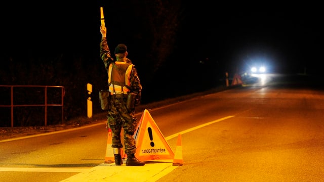 Soldat stoppt Auto für Kontrolle. (Archivbild)