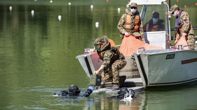 Taucher bergen Handgranaten aus dem Rotsee