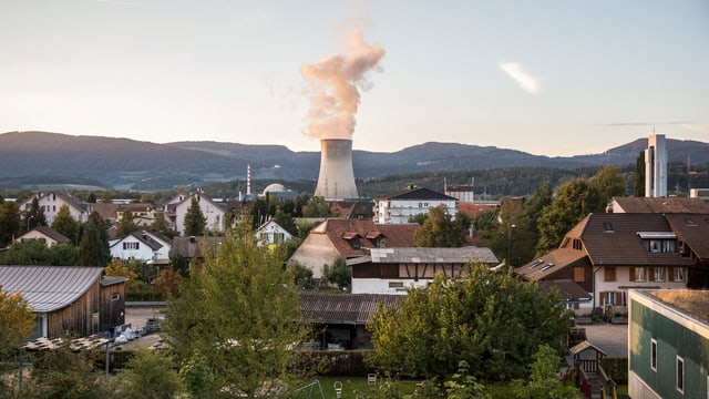 Dampf stösst aus dem Kühlturm des AKW Gösgen. 