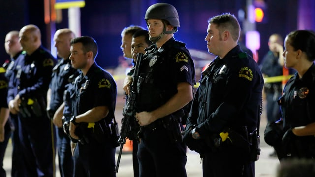 Polizisten stehen in einer Reihe in Dallas. 