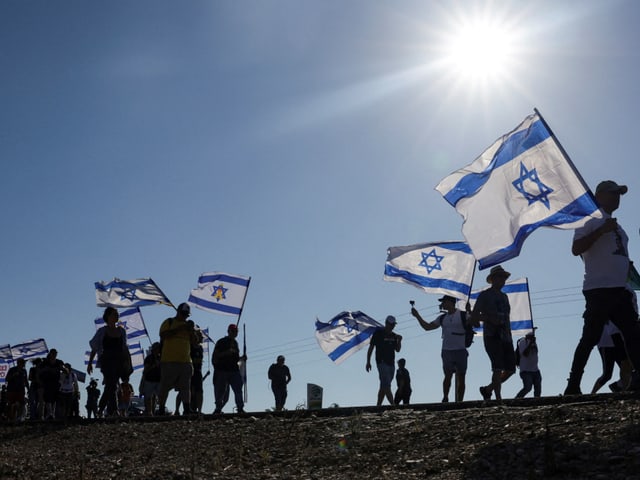 Demonstranten mit Israel-Fahnen.