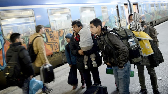 Syrische Flüchtlinge stehen an einem Bahnhof in Griechenland.