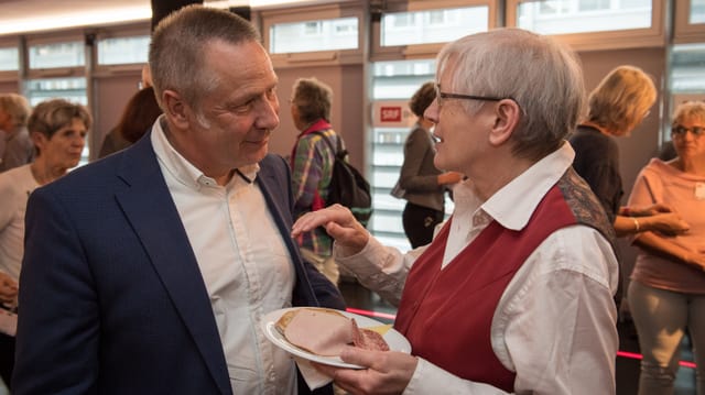 Joachim Salau im Gespräch mit einer Hörerin.