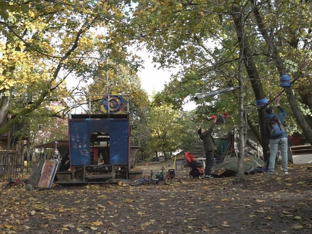 Spielplatz mit Bäumen