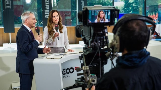 Die SRF-Moderatoren Patrizia Laeri und Reto Lipp im Aussenstudio von «ECO Spezial».