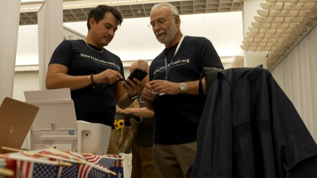 Apolonio Huerta und Joe Amato von «Democrats Abroad» an einer Messe für englischsprachige Expats in Zürich. 