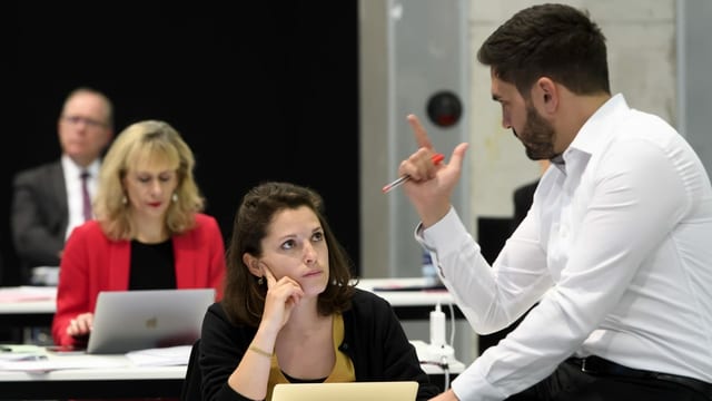 Mattea Meyer im Gespräch mit SP-Kollege Cedric Wermuth, er gestikuliert.