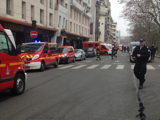 Blaulichtorganisationen in einer Strasse in Paris