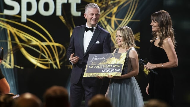 Sina Frei, Gewinnerin «SRF 3 Best Talent Sport», mit Sandra Studer (rechts) und Rainer Maria Salzgeber. 