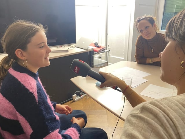 Matilda, Dania und Sarah sitzen in Therapie. 