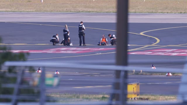 Aktivisten der Bewegung «Letzte Generation» blockieren am 13. Juli den Flughafen Düsseldorf.