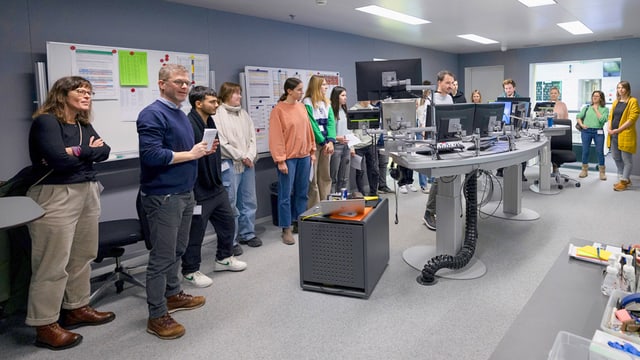 Besucherinnen und Besucher auf einer Publikumsführung im Studio Bern