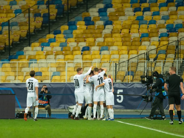 Gladbach's players cheer. 