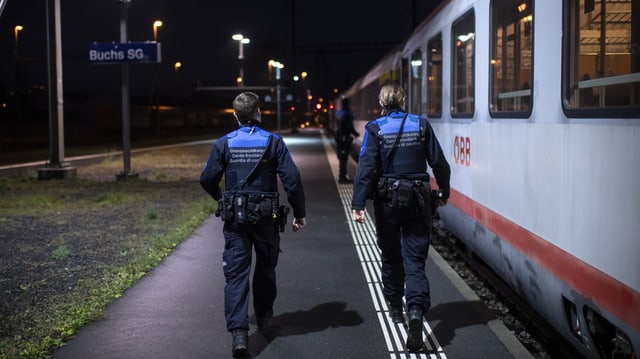 Grenzwächter durchsuchen einen Zug