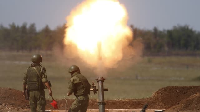 zwei russische Soldaten feuern Raketen ab