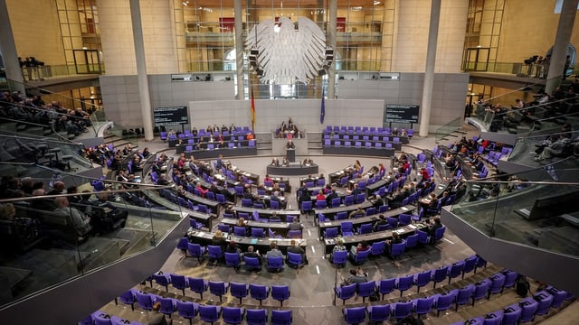 Blick in den Plenarsaal im Bundestag.